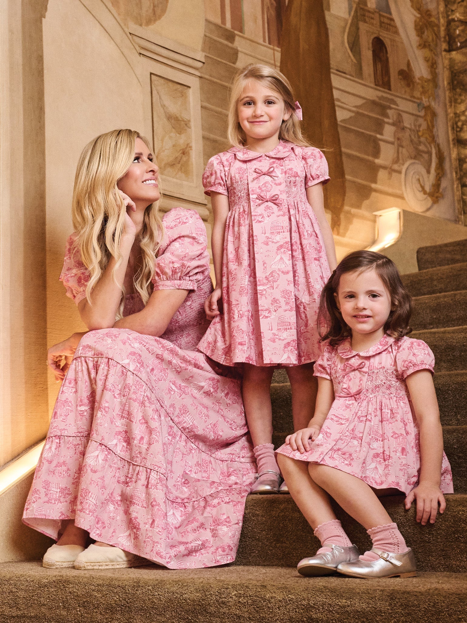 Robe smockée à la main pour fille, toile de Jouy rose