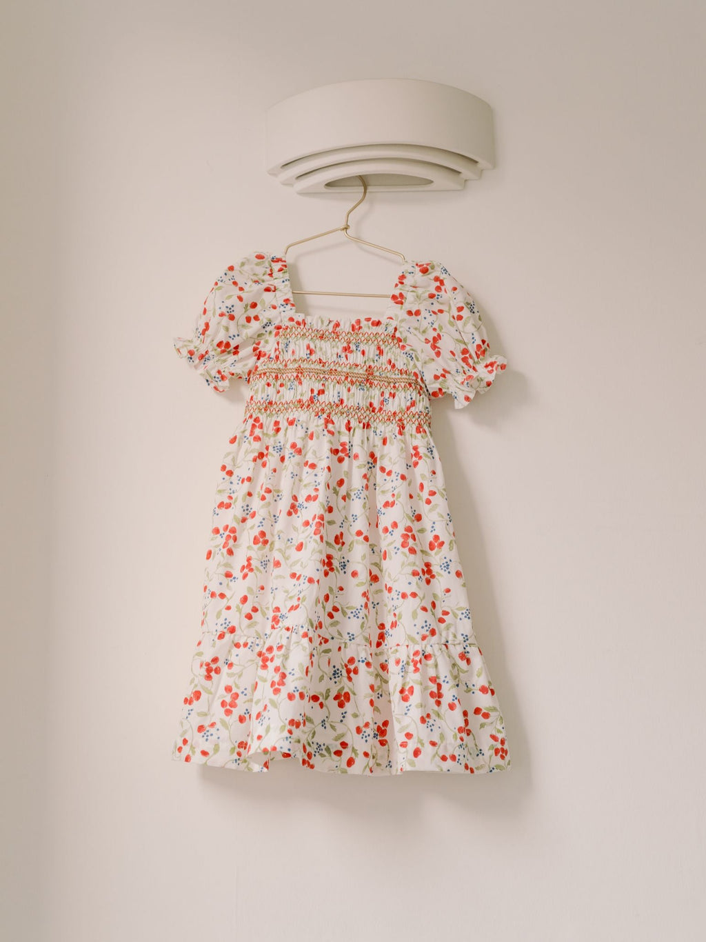 Robe fillette smockée à la main fraises et fleurs
