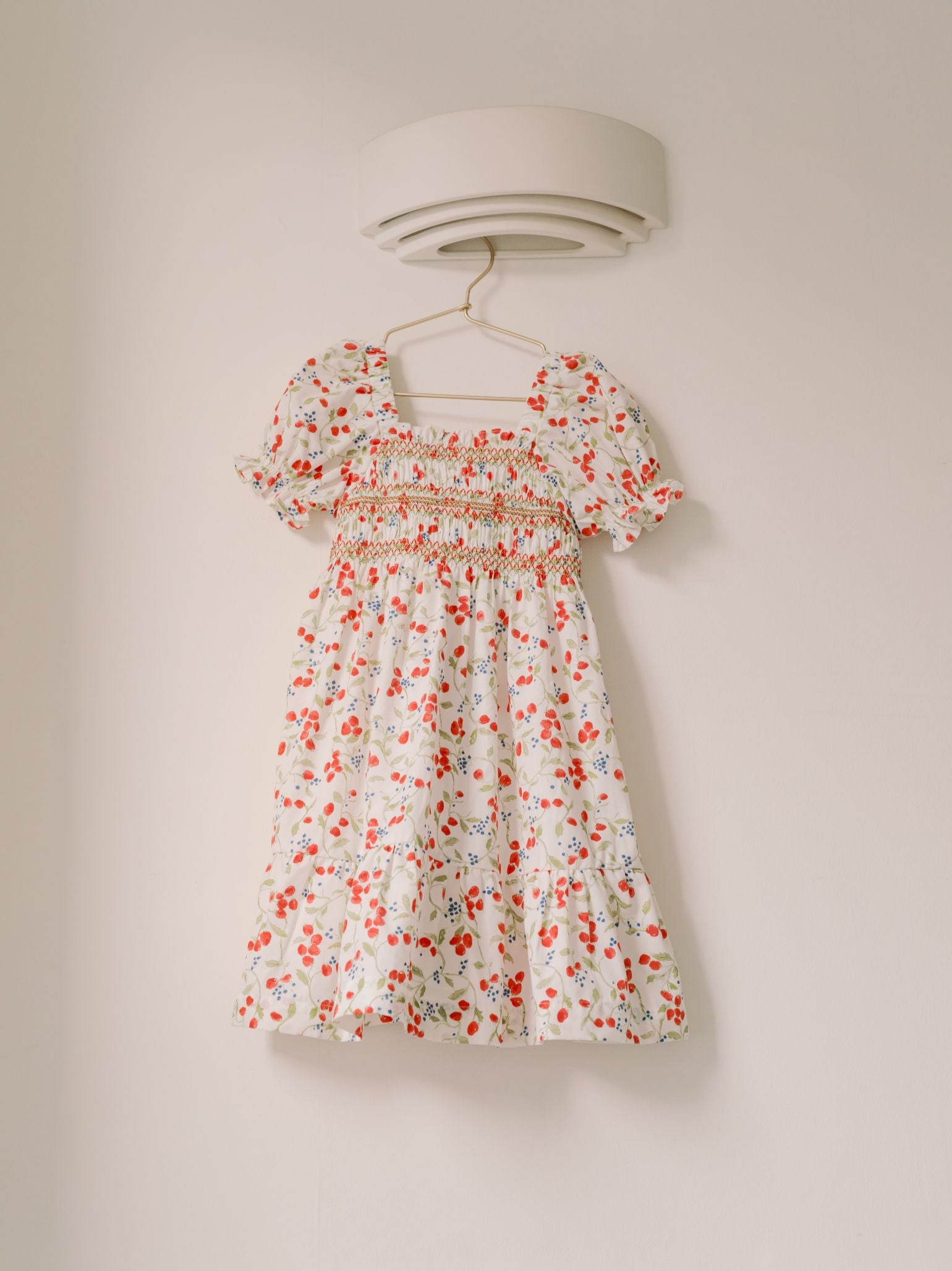 Robe fillette smockée à la main fraises et fleurs