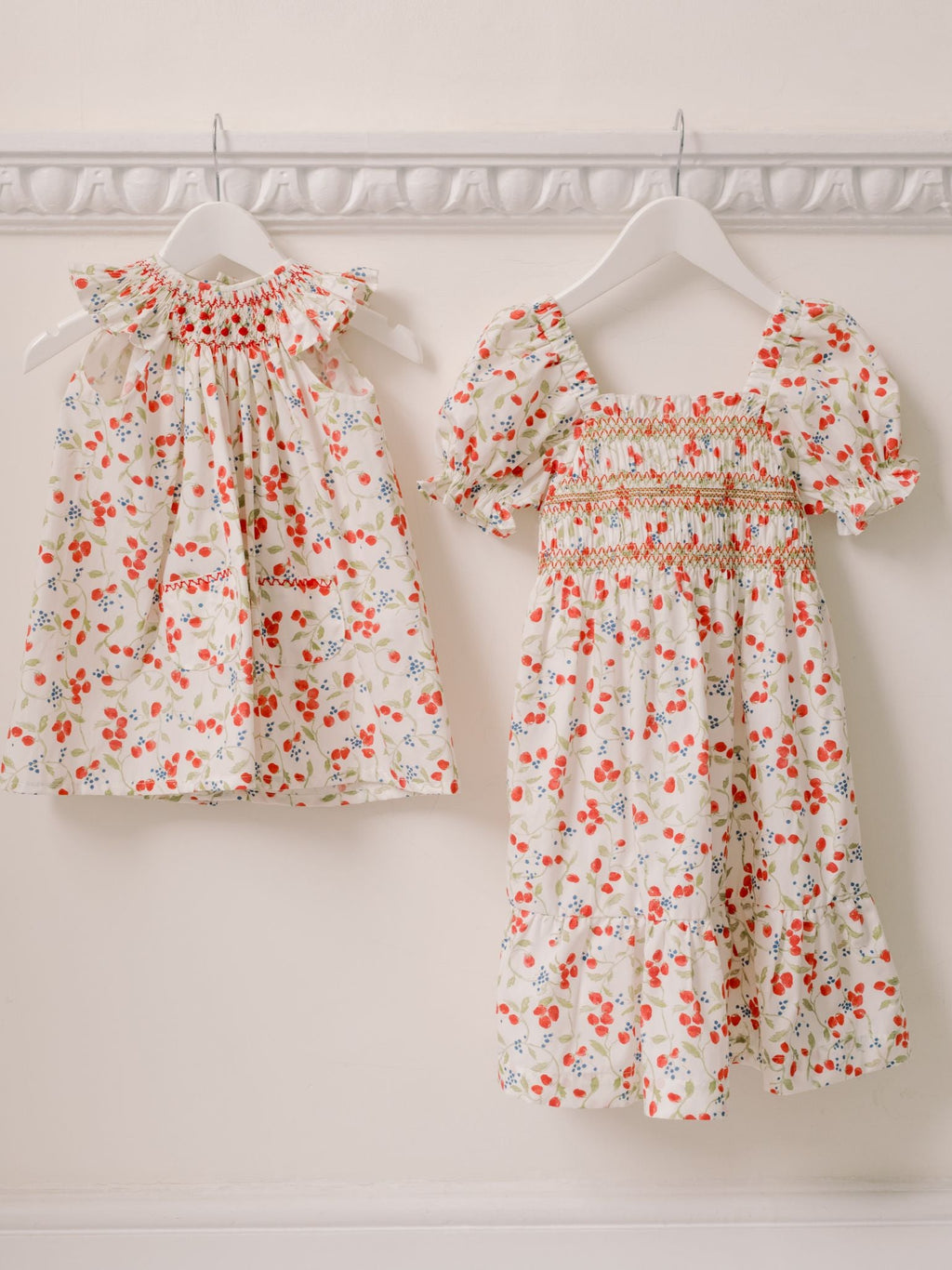 Robe fillette smockée à la main fraises et fleurs