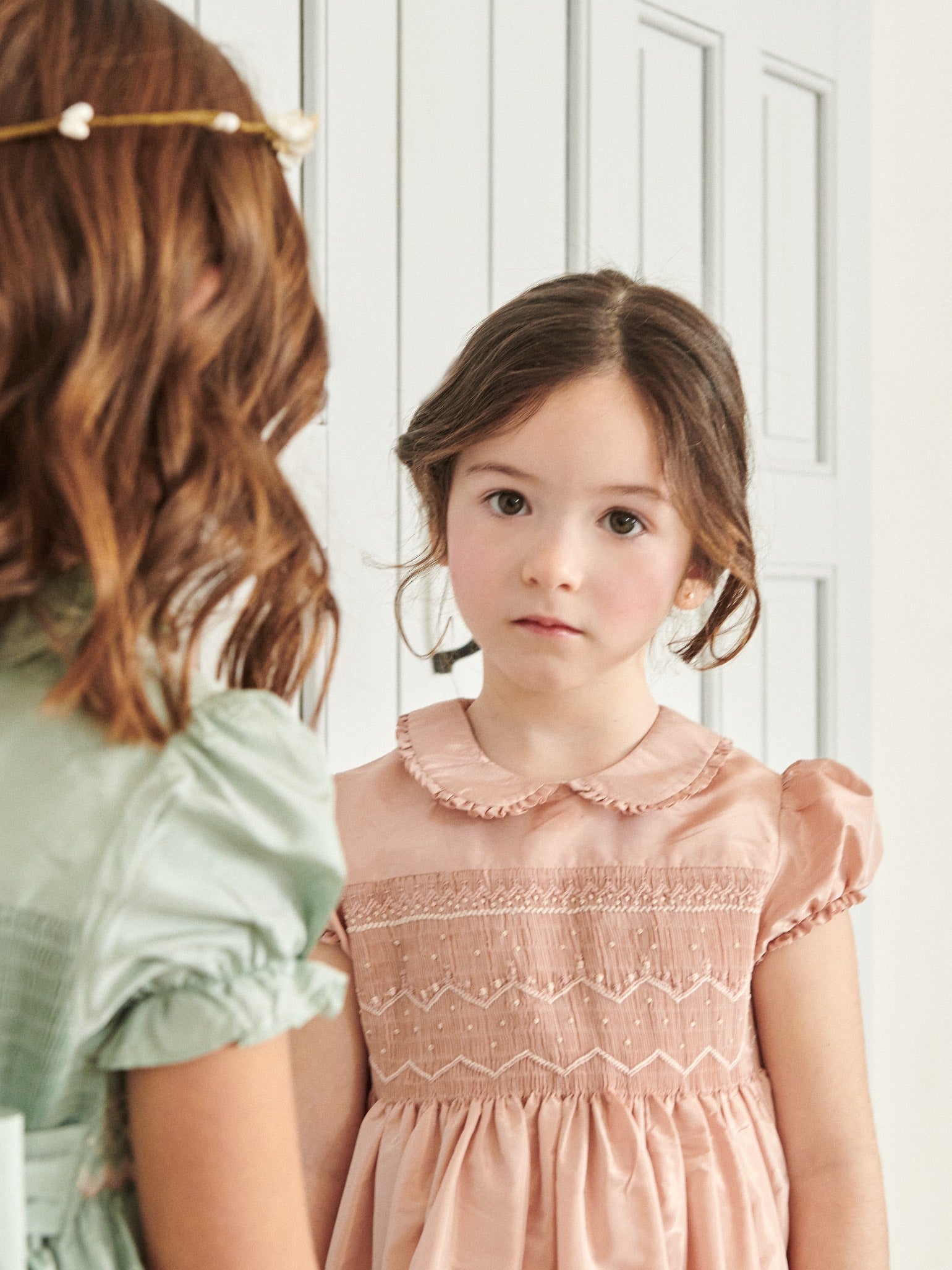 Robe en soie rose blush, smocks à la main pour fille