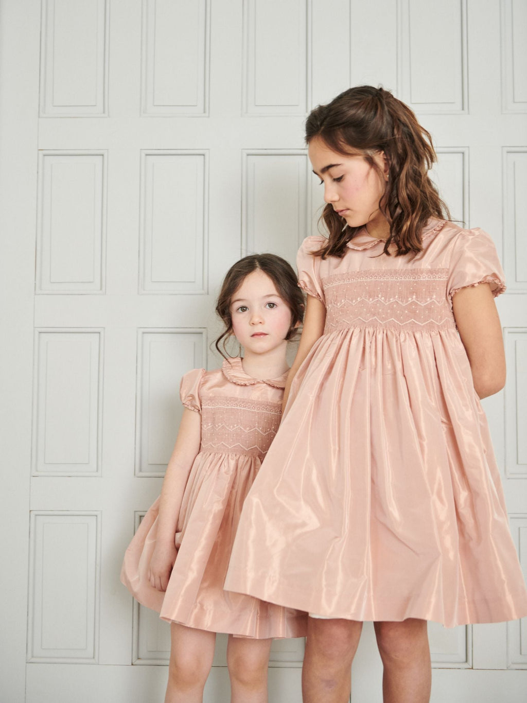 Robe en soie rose blush, smocks à la main pour fille