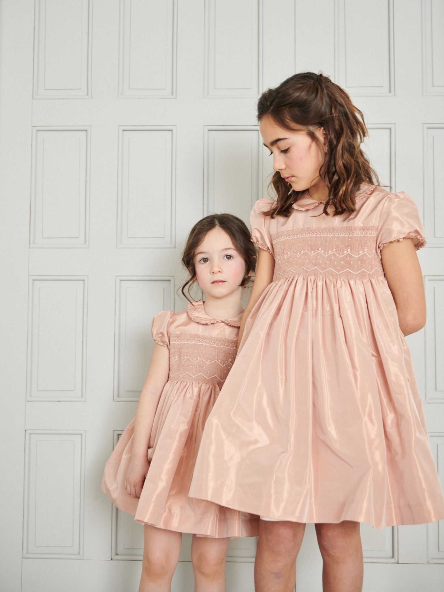 Robe en soie rose blush, smocks à la main pour fille