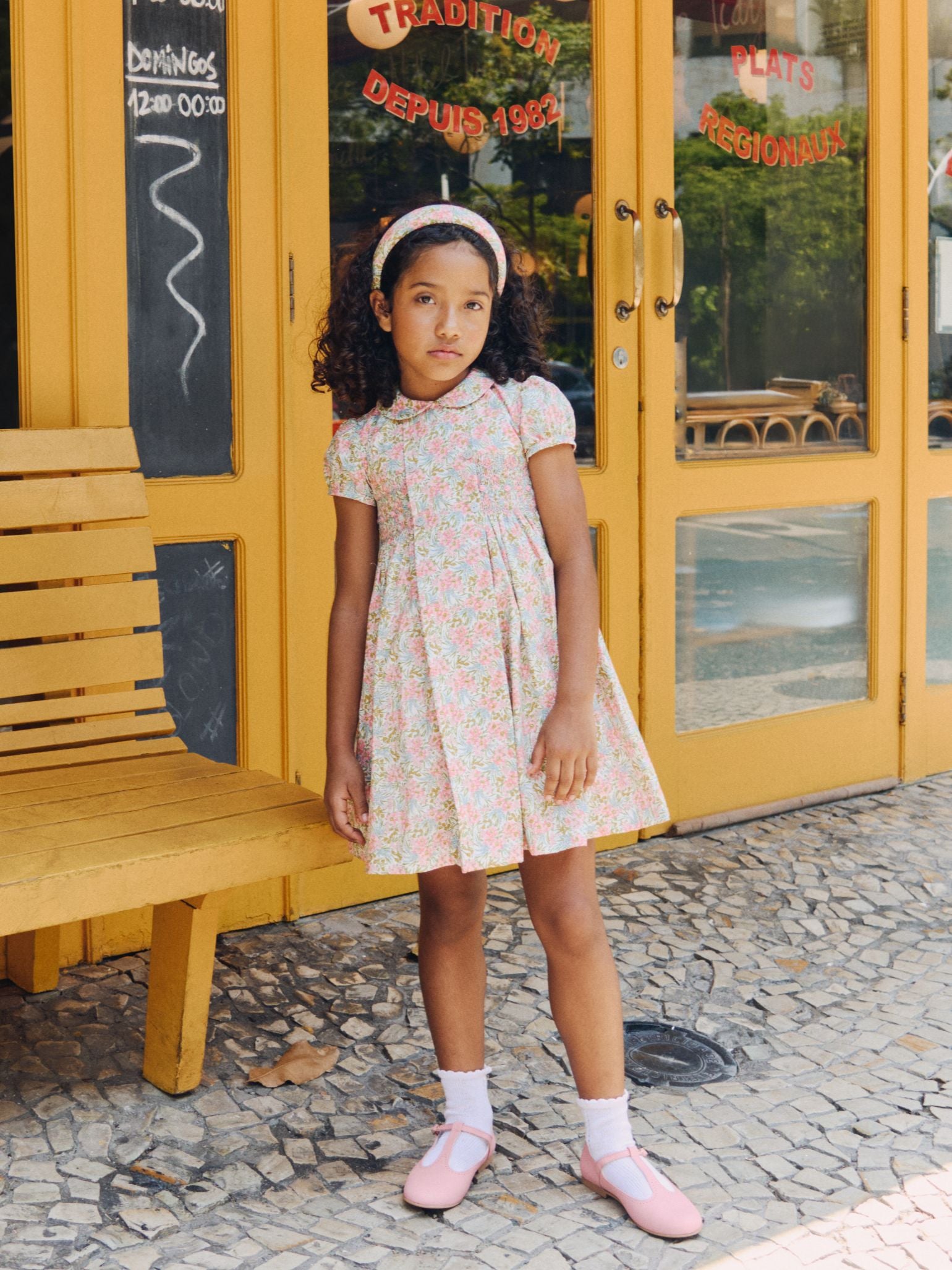 Robe fillette smockée main en tissu fleuri rose
