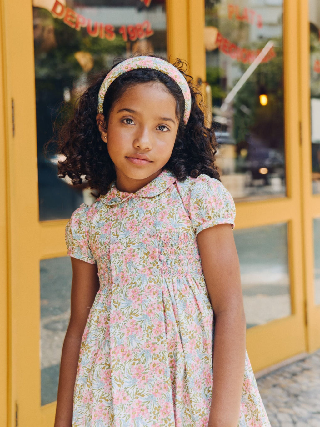 Robe fillette smockée main en tissu fleuri rose