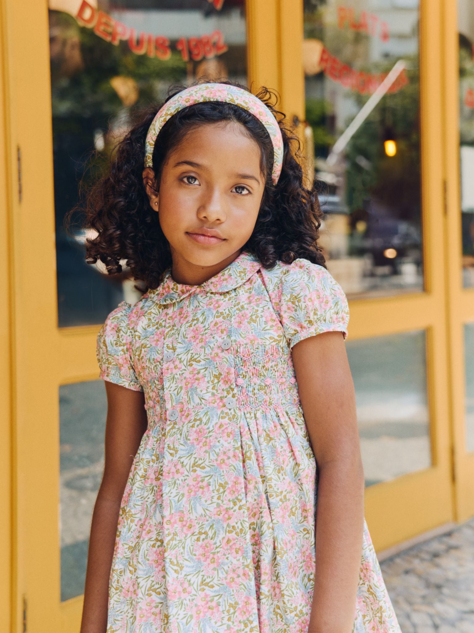 Robe fillette smockée main en tissu fleuri rose