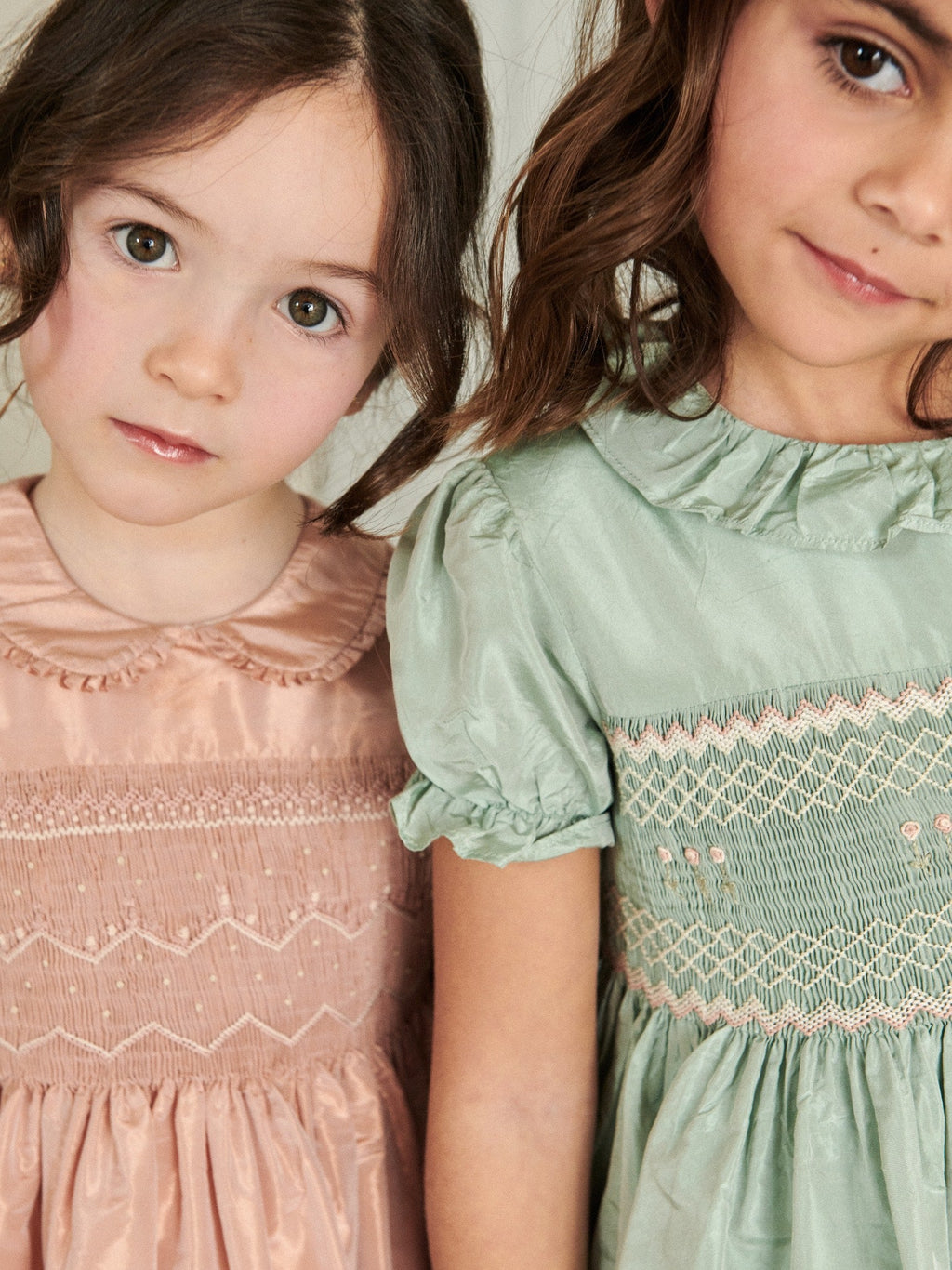Robe en soie rose blush, smocks à la main pour fille