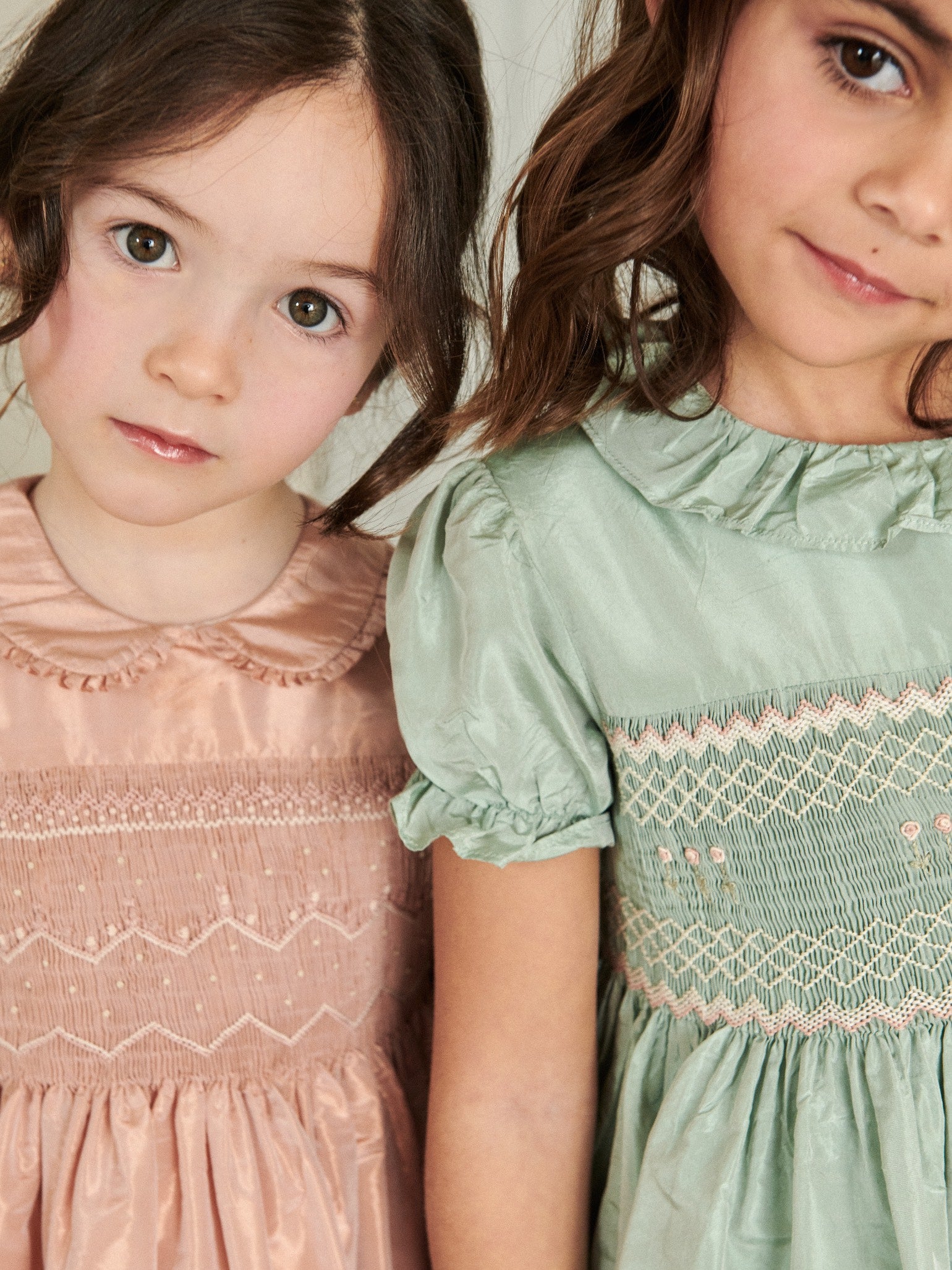 Robe en soie rose blush, smocks à la main pour fille